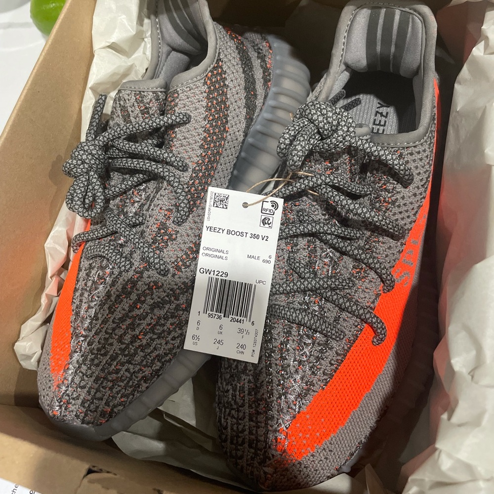 Yeezy Adidas 100%authetic